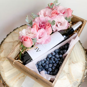 Blueberry Box- Caja con vino, Flores y Moras